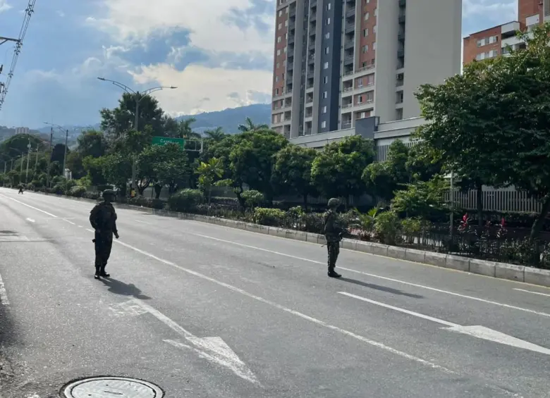 Cerca de las 3:30 de la tarde y dentro de las revisiones y monitoreos que hace el Ejército, se generó una alerta por una maleta abandonada en el sector, aseguró el alcalde de Medellín. FOTO: REDES SOCIALES