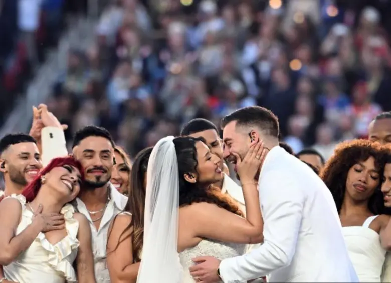 La pareja cumplió con todos los requisitos legales del Estado de California para poder casarse en el estadio. FOTO: AFP