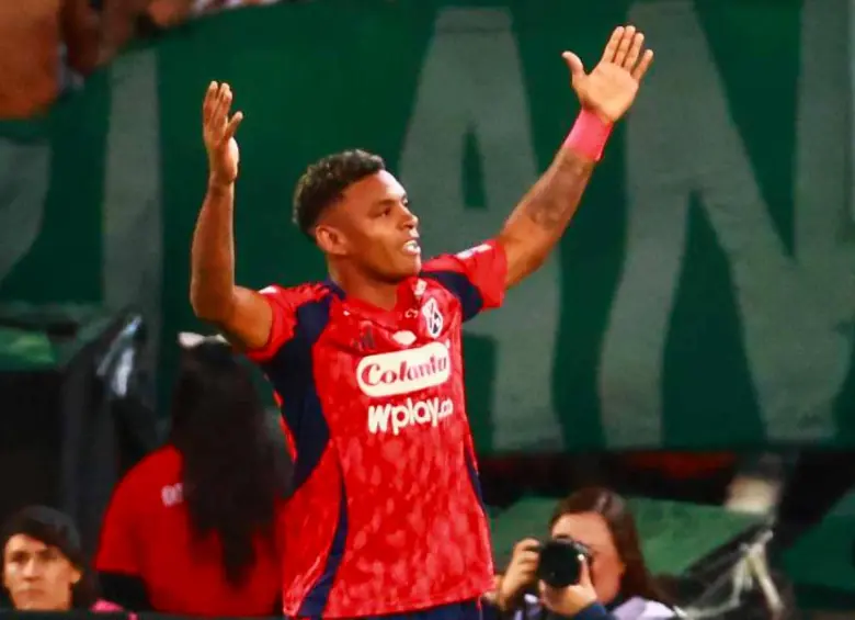 Brayan León el delantero bolivarense que cumplió el sueño de ser profesional sin olvidarse de sus amigos y la promesa de ayudarlos a salir adelante. FOTO MANUEL SALDARRIAGA 