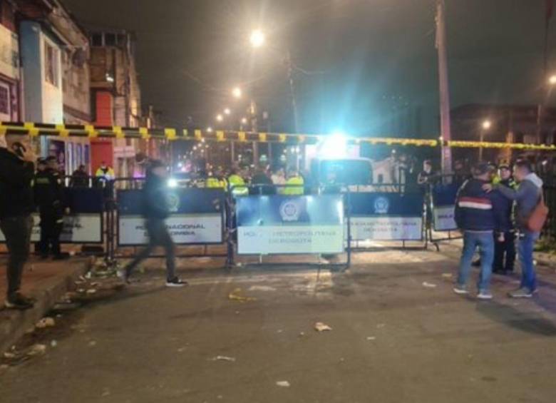 A las 10:05 p.m., hombres que se movilizaban en una moto lanzaron una granada a un grupo de personas en el barrio San Bernardo, en Bogotá. FOTO: Tomada de redes sociales