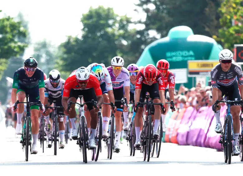 Tras un Giro de Italia que dejó grandes sensaciones y un Critérium del Dauphiné en el que talento nacional rozó la gloria, Juan Sebastián Molano (centro) y Fernando Gaviria son protagonistas en Bélgica. FOTO GETTY