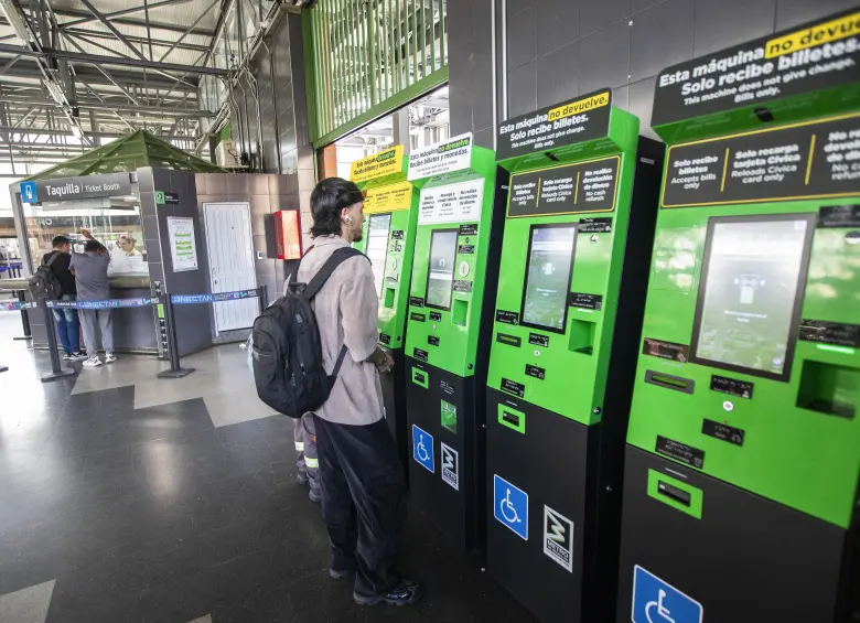 Descripción: Nuevas máquinas para recargar en el Metro de Medellín, estación Acevedo. Lugar: barrio La Paralela. Fecha de evento: 11/09/2025. Foto: Esneyder Gutiérrez Cardona.