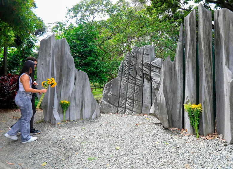 Esta es la obra que reposa en los jardines de la sede de Suramericana. Hoy la gente llevó flores para homenajear al maestro Hugo Zapata. FOTO Esneyder Gutiérrez