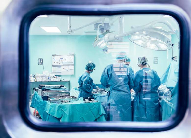 Las enfermeras relataron a la policía numerosos comportamientos extraños e indebidos que les sorprendieron durante la operación a una paciente por parte del médico cirujano. FOTO: Getty