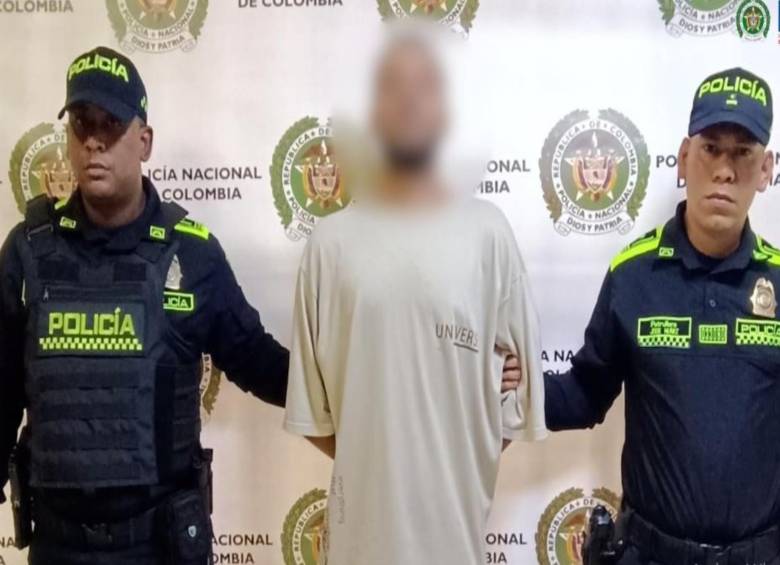 El hombre durante su captura por parte de miembros de la Policía. FOTO: Cortesía