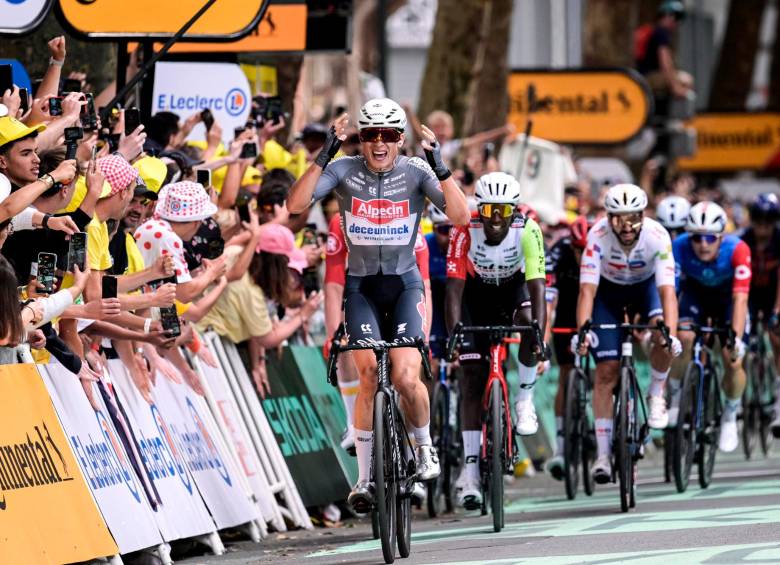El ciclistas belga Jasper Philipsen, de 27 años, se msotró emocionado cuando cruzó la meta en la primera fracción del Tour 2025. Se vestirá de amarillo. FOTO: TOMADA DEL X DE @letour