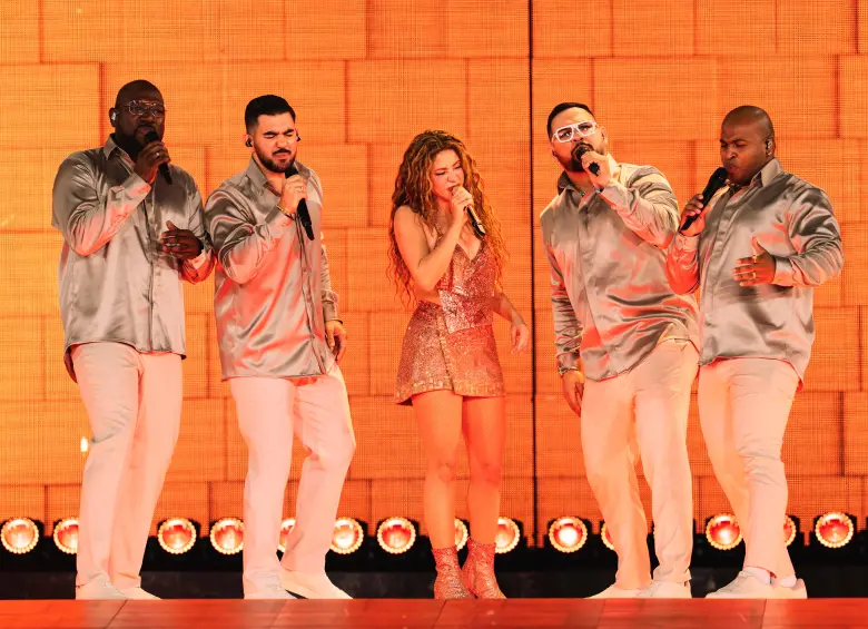 Shakira cantó con el Grupo Niche en sus conciertos en Cali. Aquí en la primera noche. FOTO Cortesía Chris Cornejo