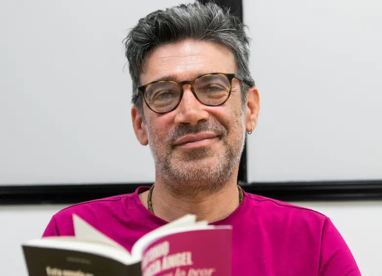 Antonio García Ángel ganó el Premio Nacional de Periodismo Simón Bolívar, en la categoría Crónica de Audio, por el podcast Salve, salve, simpar carnaval. Foto: Esneyder Gutiérrez