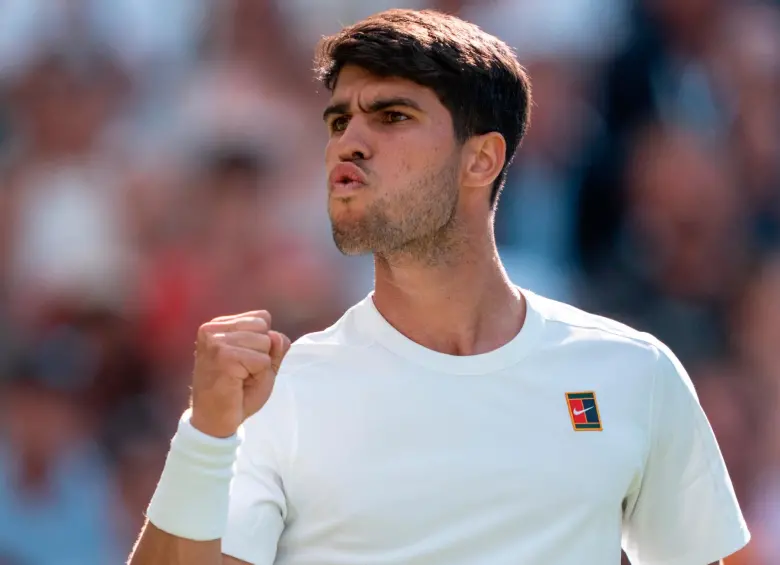 El tenista español Carlos Alcaraz, de 23 años, busca su sexto título de torneos Grand Slam. Ya ganó Roland Garros y US Open. No ha ganado el Abierto de Australia. FOTO: TOMADA DEL X DE @Wimbledon