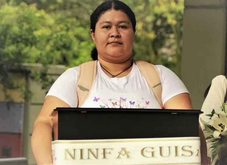 Sandra Torres sostiene el cuerpo de su madre Ninfa durante la entrega de los mismos por parte de la UBPD. FOTO: Cortesía