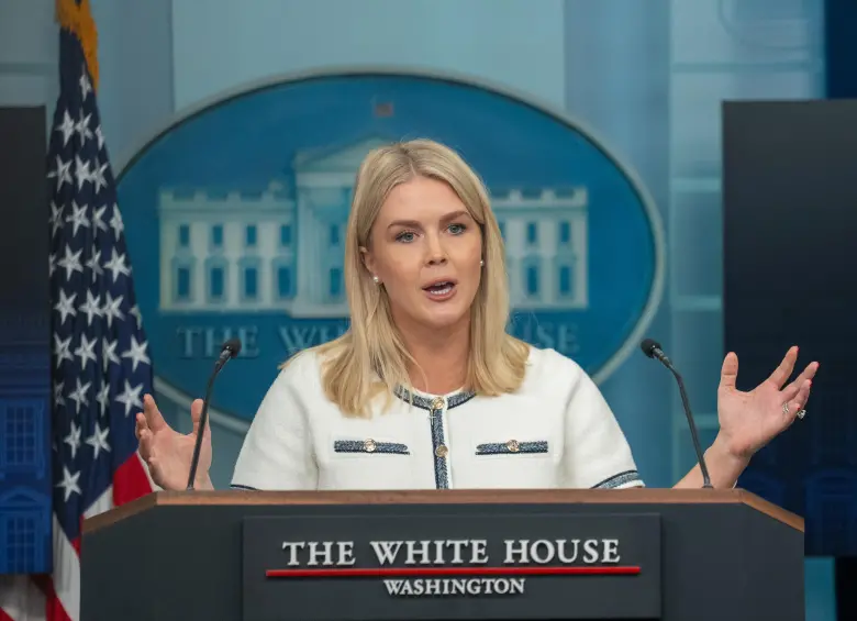 La secretaria de Prensa de la Casa Blanca, Karoline Leavitt, se refirió al despliegue naval de Estados Unidos en el Caribe en su lucha contra el narcotráfico y mencionó a Venezuela. FOTO: Xinhua
