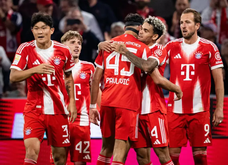 Luis Díaz celebrando con sus compañeros. FOTO: Redes sociales y @FCBayernES 