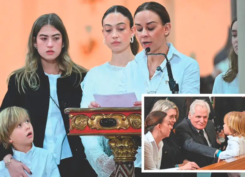 Tarazona estuvo rodeada por sus hijas y por el pequeño Alejandro, de apenas cuatro años. Miguel Uribe Londoño calificó el crimen como un magnicidio y pidió justicia sin prescripción. FOTO AFP-GETTY