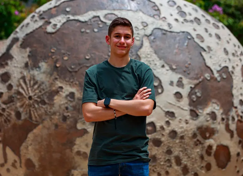 Cristian Echeverri obtuvo cinco medallas y una mención de honor en olimpiadas internacionales de astronomía y astrofísica. FOTO MANUEL SALDARRIAGA