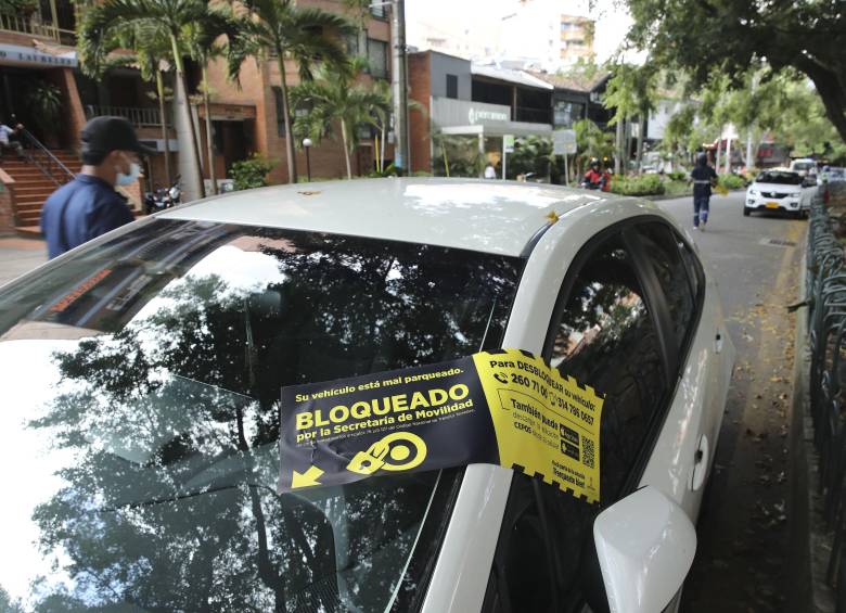 Descripción: Operativos del tránsito en la avenida Jardín en Laureles para levantar los carros mal parqueados. Personajes: . Fecha de evento: 21/09/2021 Foto: Edwin Bustamante Restrepo