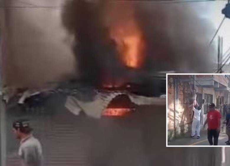 En cuestión de minutos las llamas alcanzaron varios metros de altitud. Adelante,el vecino rescatado. FOTO: Imagen tomada de redes sociales.