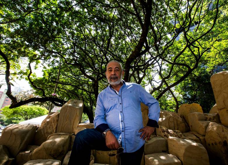 Leonardo Padura ha visitado varias veces Medellín. Esta foto es en la Universidad Eafit, en 2019. Foto: Julio César Herrera.