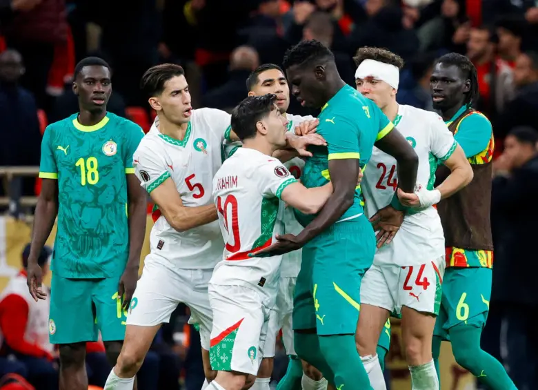La disputa entre los jugadores de Senegal y Marruecos en la final de la Copa Africana. FOTO: AFP