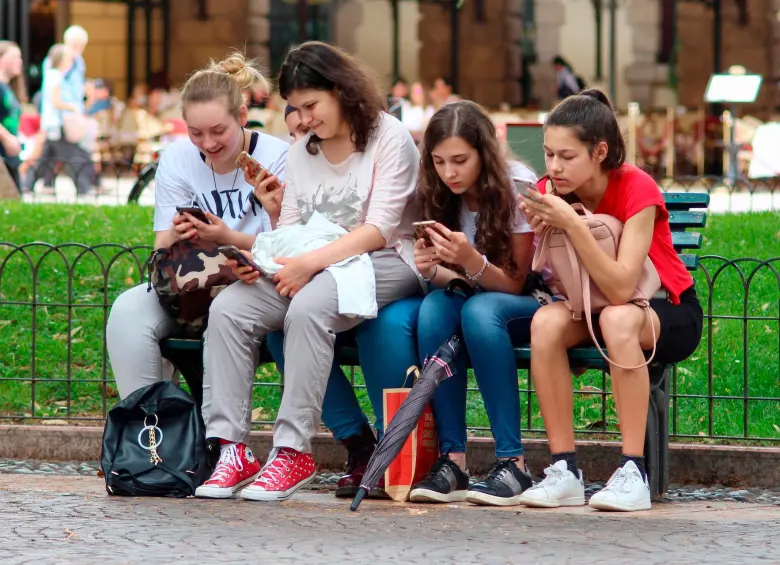 Expertos advierten que los algoritmos de redes sociales exponen a niños y adolescentes a contenidos adictivos y dañinos que afectan su bienestar emocional y salud mental. FOTO Pixabay