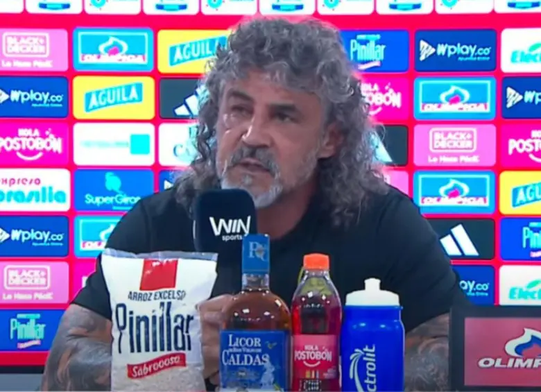 Leonel Álvarez en la rueda de prensa destacó el trabajo de sus jugadores y se mostró molesto por el arbitraje y la ausencia del VAR en el segundo tiempo. Foto: Captura de video 