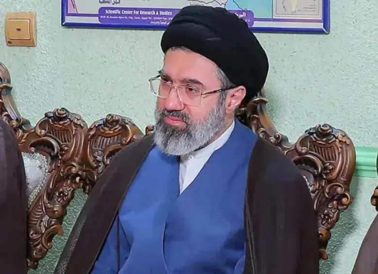 Con el líder supremo incapacitado para hablar y oculto por seguridad, el “ejército ideológico” asume las riendas del régimen. Sobrevivió al ataque que terminó con una era en Irán, pero el precio fue su rostro y su voz. FOTO: AFP