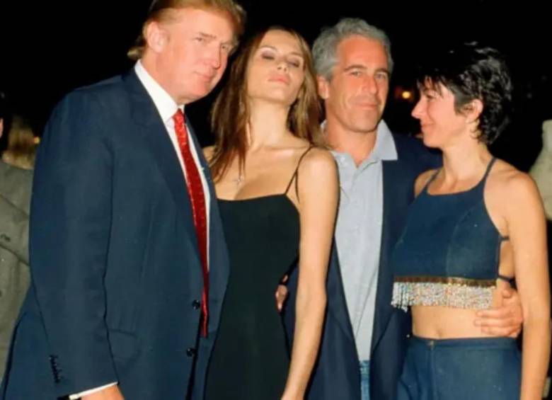 Jeffrey Epstein y Ghislaine Maxwell, con Donald Trump y su esposa Melania, en una reunión social en Estados Unidos. FOTO: Getty