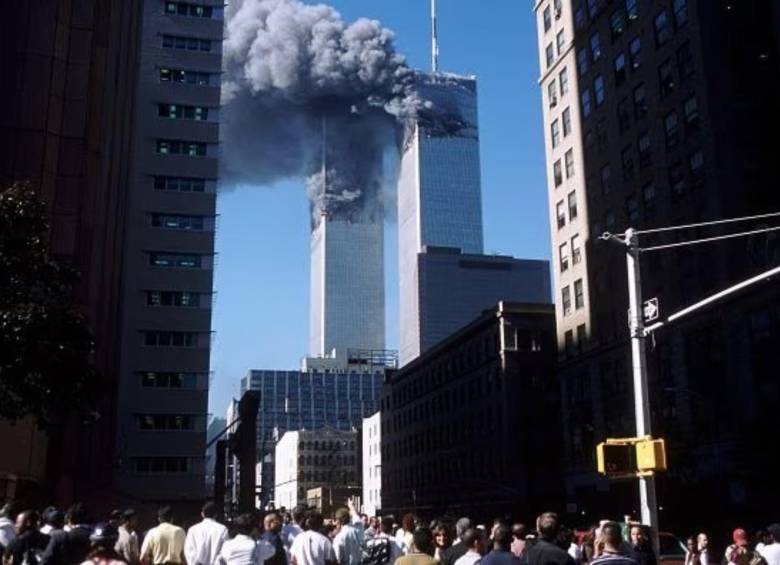 Momentos en los que las personas de edificios aledaños evacuaron tras el impacto de los aviones a las torres. FOTO: Getty