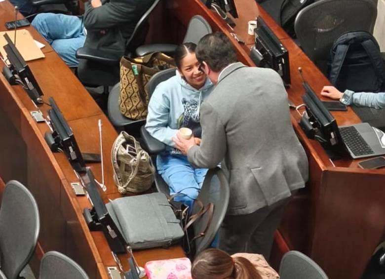 Iván Cancino habla con la senadora Sandra Chindoy, del Pacto Histórico. Foto: Cortesía periodista Diego Chaparro.