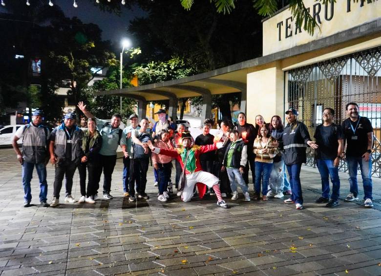 Visitantes al primer recorrido nocturno en la avenida La Playa guiado por Candelario, quien cuenta las historias del Centro y la Navidad. FOTO Cortesía Alcaldía de Medellín. 
