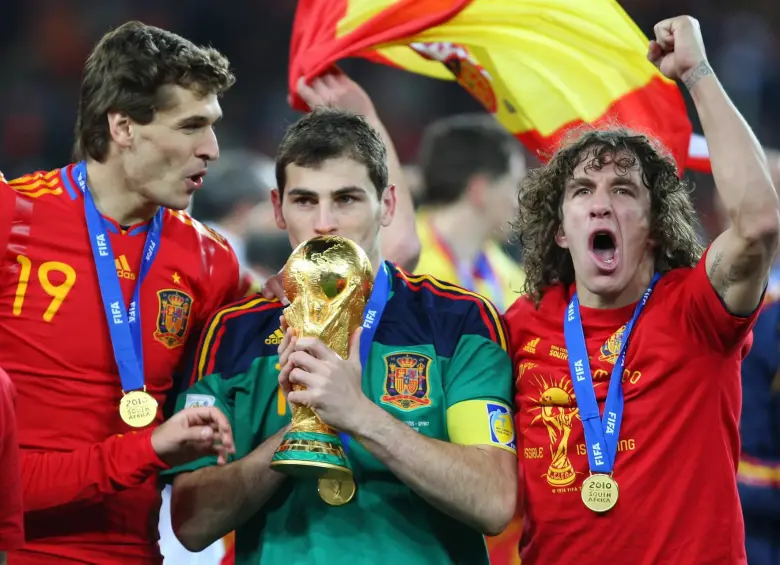 Iker Casillas junto con Gerard Pique y Carles Puyol tras ganar el Mundial de Sudáfrica en 2010. FOTO: Getty