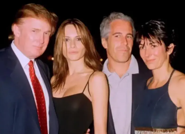 Jeffrey Epstein y Ghislaine Maxwell, con Donald Trump y su esposa Melania, en una reunión social en Estados Unidos. FOTO: Getty
