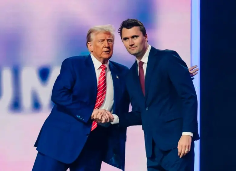 Este fue el momento en el que Charlie Kirk recibió el disparo que acabó con su vida. FOTO: tomada de Instagram @charliekirk1776