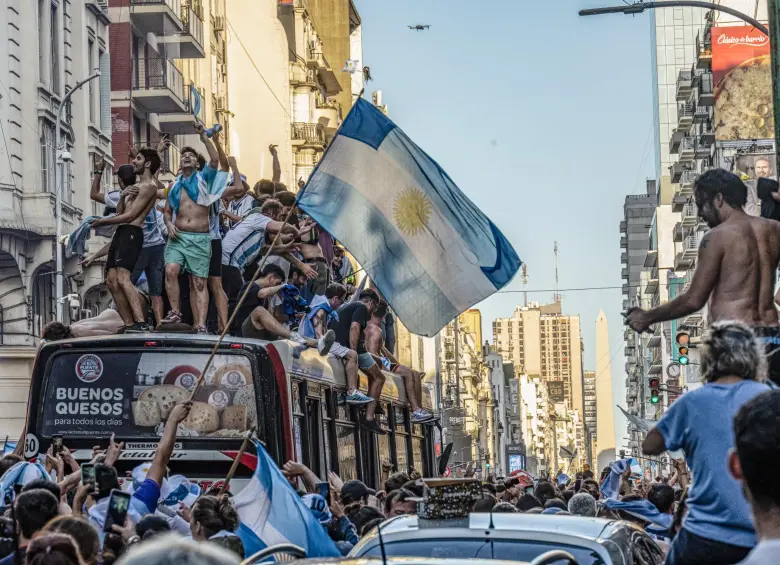 Para los argentinos el fútbol es casi una religión, una parte fundamental de su vida. Por eso viven el balompié con una pasión desbordada que, por lo general, sorprende en otras partes del mundo. FOTO GETTY