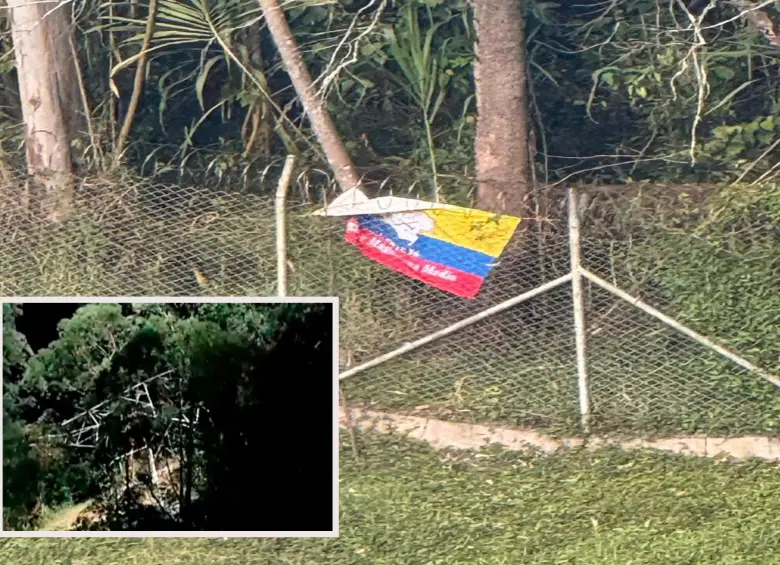 Adelante, una bandera de las Disidencias dejada en el lugar de los hechos. Atrás, la torre derribada. FOTO: cortesía Denuncias Antioquia
