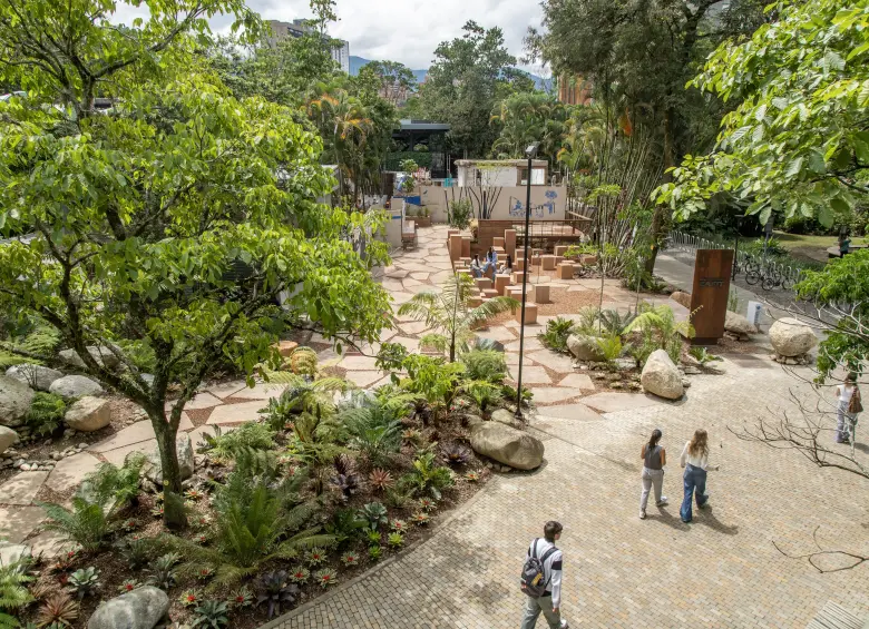 El parque “Origen” de Eafit fue construido con materiales de un antiguo edificio. FOTO: EAFIT