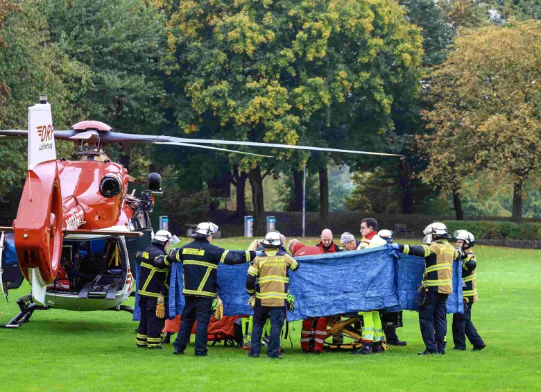 Bomberos y rescatistas transportan en camilla a Iris Stalzer, recién elegida alcaldesa de la localidad alemana de Herdecke. FOTO: AFP