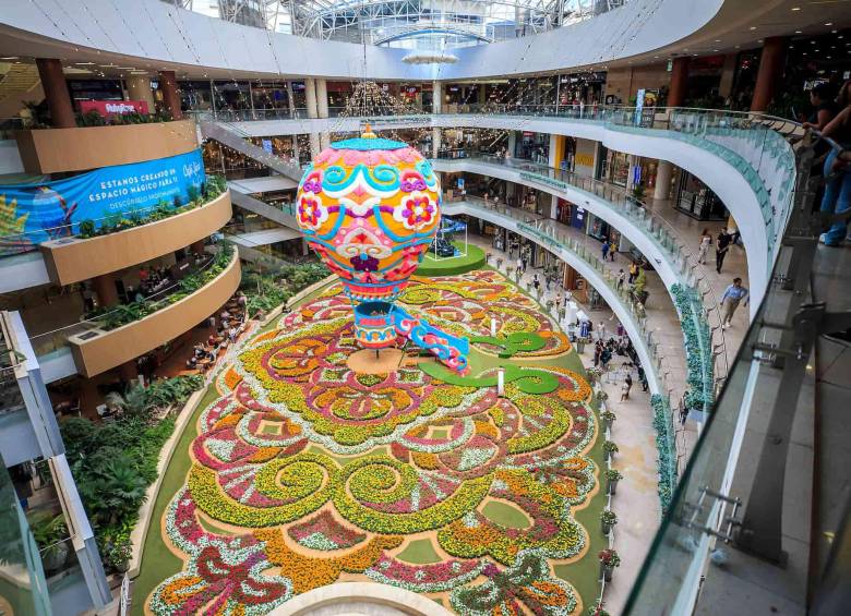 Este es el tapete floral del Centro Comercial Santa Fe. FOTO Camilo Suárez