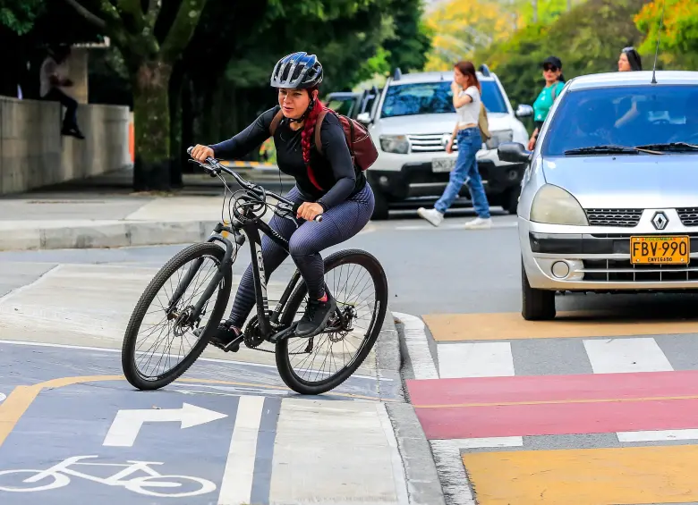 Cabe resaltar que esta medida ampliará la que ya se había establecido para funcionarios públicos en la ley 1811 de 2016, la cual busca “incentivar el uso de la bicicleta como medio principal de transporte en todo el territorio nacional; incrementar el número de viajes en bicicleta, avanzar en la mitigación del impacto ambiental que produce el tránsito automotor y mejorar la movilidad urbana”.