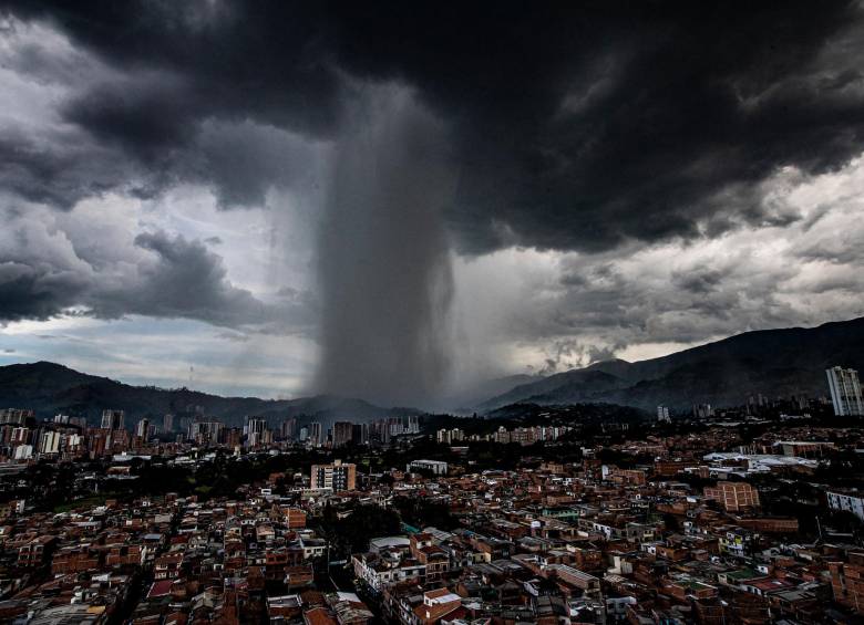 Varias personas han reportado inundaciones y caída de árboles en Envigado, Medellín y Sabaneta por el fuerte aguacero, con caída de granizo, en la noche de este lunes (Imagen de referencia). FOTO Jaime Pérez.