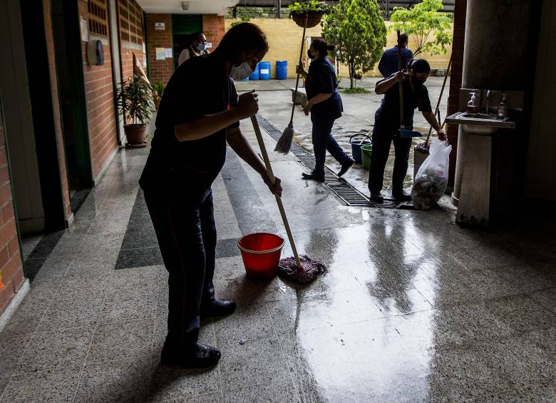 Imagen de referencia de personal de aseo realizando su invaluable labor en uno de los colegios del departamento. Foto: Julio César Herrera Echeverri.