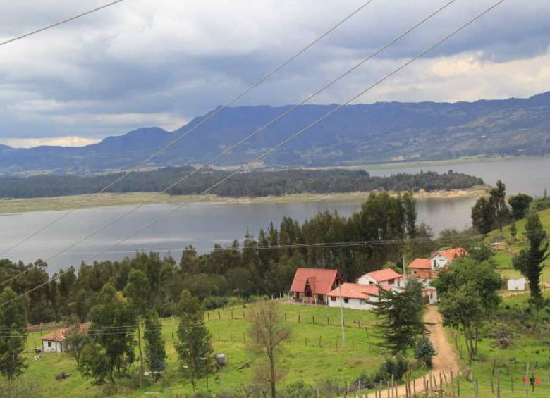 La Laguna de Guatavita, ubicada en el municipio de Sesquilé (Cundinamarca), es un sitio conocido por la leyenda de El Dorado y uno de los principales atractivos en este municipio. Imagen, AFP.