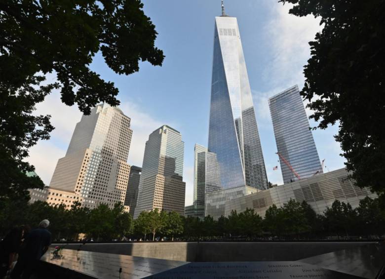 El ‘9/11 Memorial & Museum’, construido alrededor del nuevo edificio en donde estaban las torres y donde conmemoran a las victimas de aquek dia. FOTO: AFP