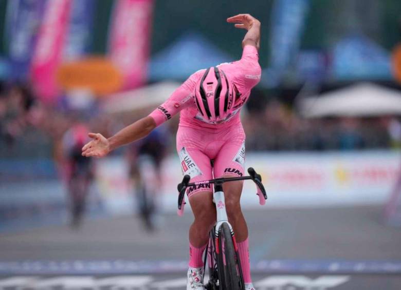 Isaac del Toro celebra su victoria en la etapa 17 del Giro del Italia y se mantiene como líder. FOTO: Tomada de X @giroditalia