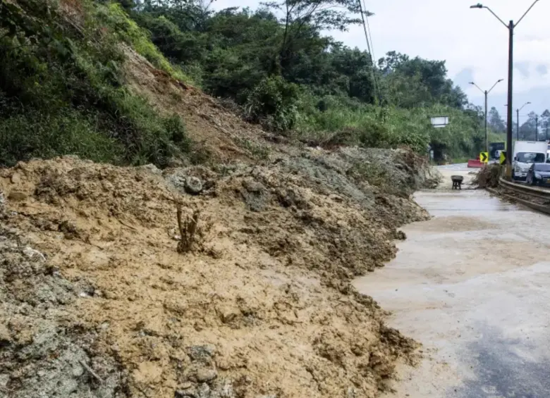 La compleja geografía de Antioquia, sumada a las recientes y persistentes lluvias, ha puesto en evidencia la vulnerabilidad de la infraestructura vial del departamento. FOTO: Julio César Herrera