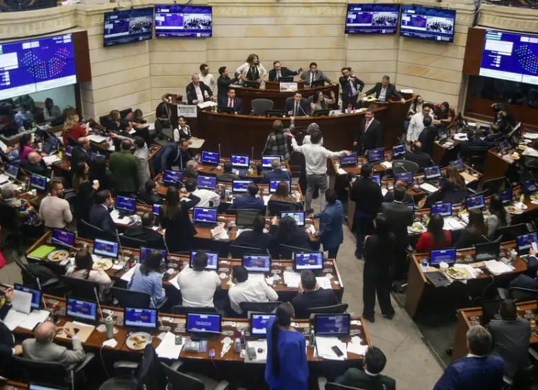 Plenaria de Senado que debate reforma laboral.