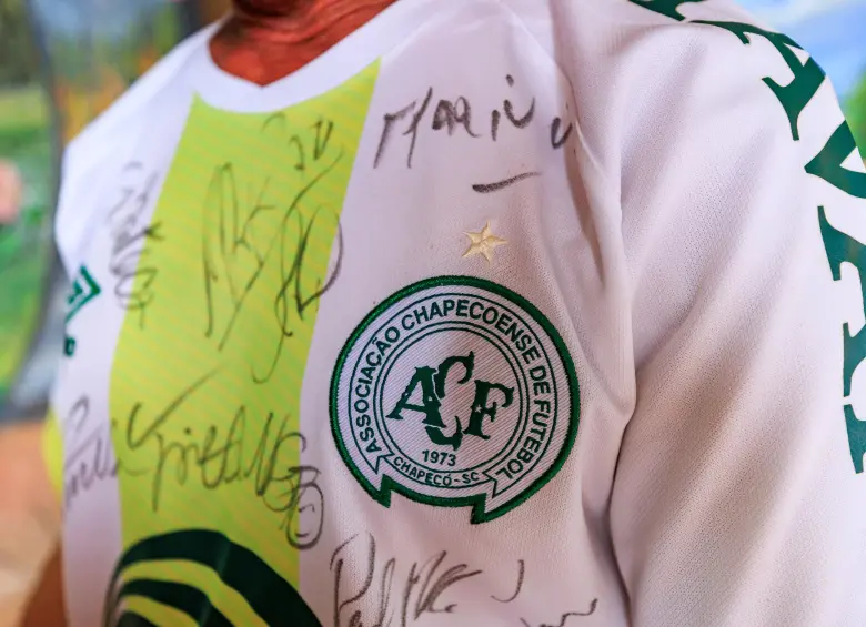 Esta fue la camiseta firmada por los actuales jugadores que se trajo Sigifredo. FOTO Camilo Suárez