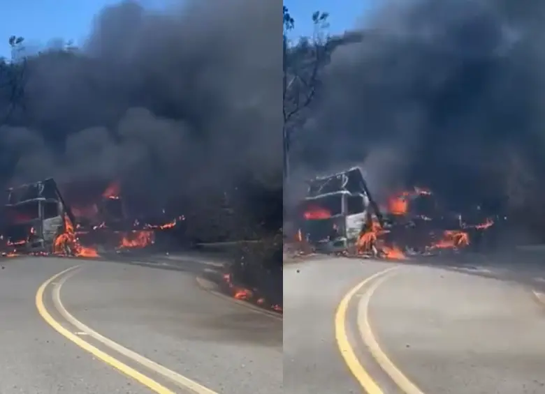 Camión del D1 quemado en Anorí. FOTO: CAPTURA DE VIDEO REDES SOCIALES