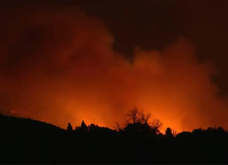 Gran incendio forestal tiene en alerta a los habitantes del sur de Francia. FOTO: Captura de video