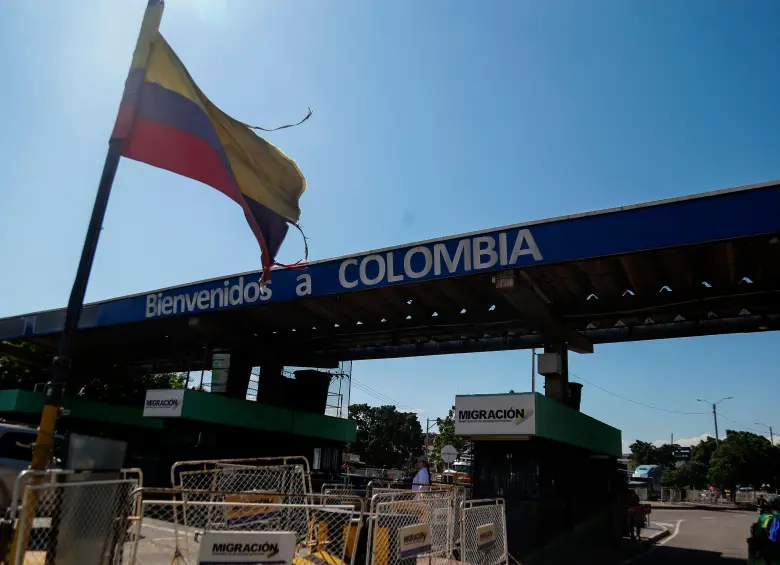 La detención habría ocurrido cuando los firmantes de paz cruzaron la frontera por el puente José Antonio Paez en Arauca. FOTO COLPRENSA