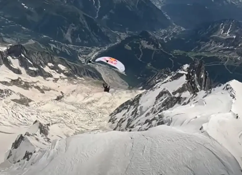 Nicolás Rubio sobrevolando en bajada el imponente Mont Blanc de Europa. FOTO: Redes sociales Nicolás Rubio @niko_xielo